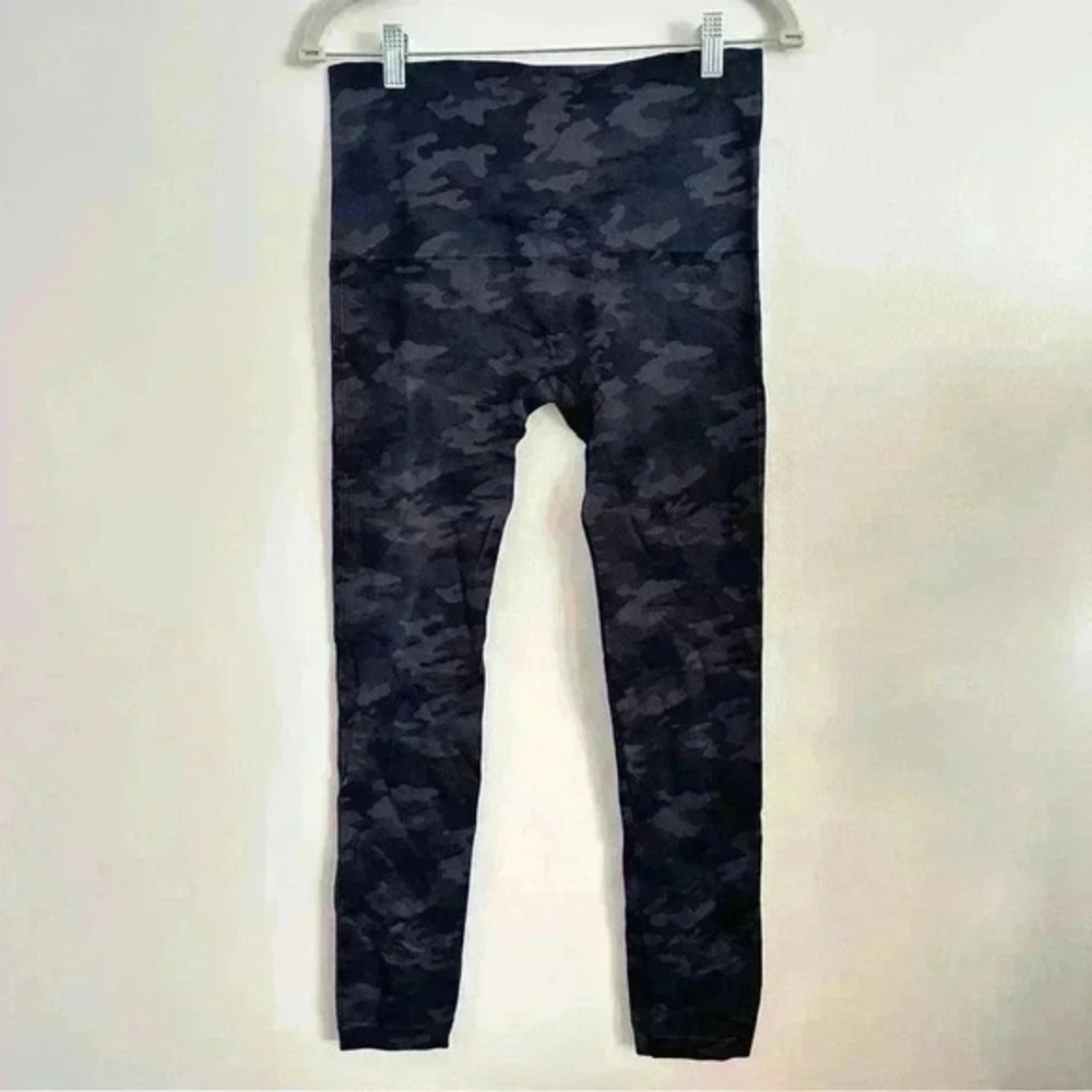 Spanx Look at Me Now Seamless Cropped Leggings Womens Size 1X Black Camo - Picture 3 of 6